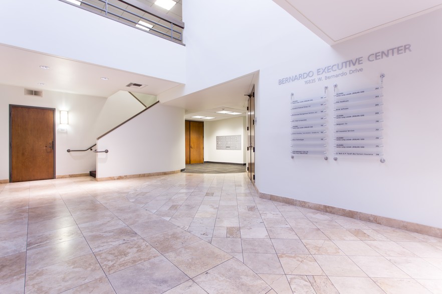 16835 W Bernardo Dr, San Diego, CA à louer - Hall d’entrée – Image 3 sur 7