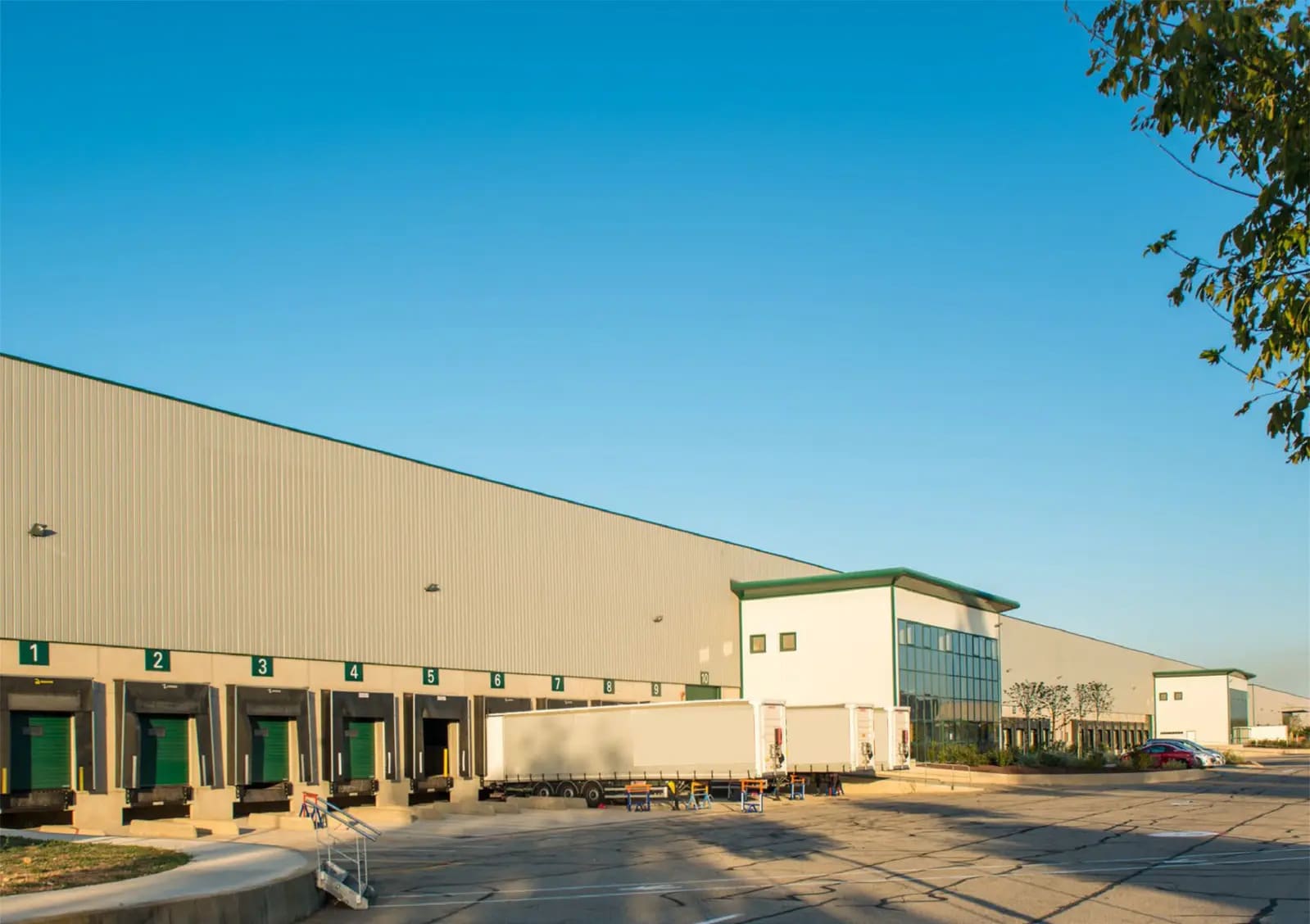 Avenue Ferdinand Magellan, Miramas à louer Photo de l’immeuble– Image 1 sur 3