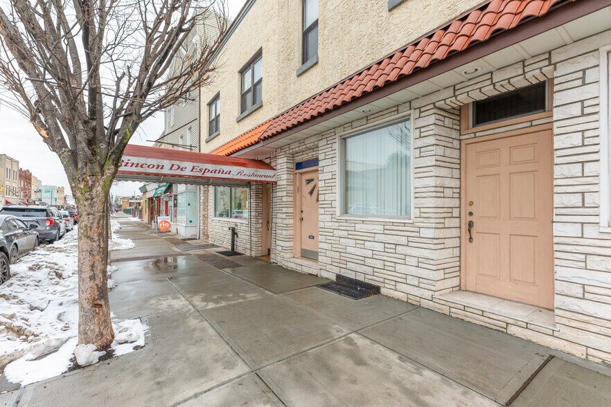 614-616 Broadway, Bayonne, NJ à vendre - Photo principale – Image 1 sur 37