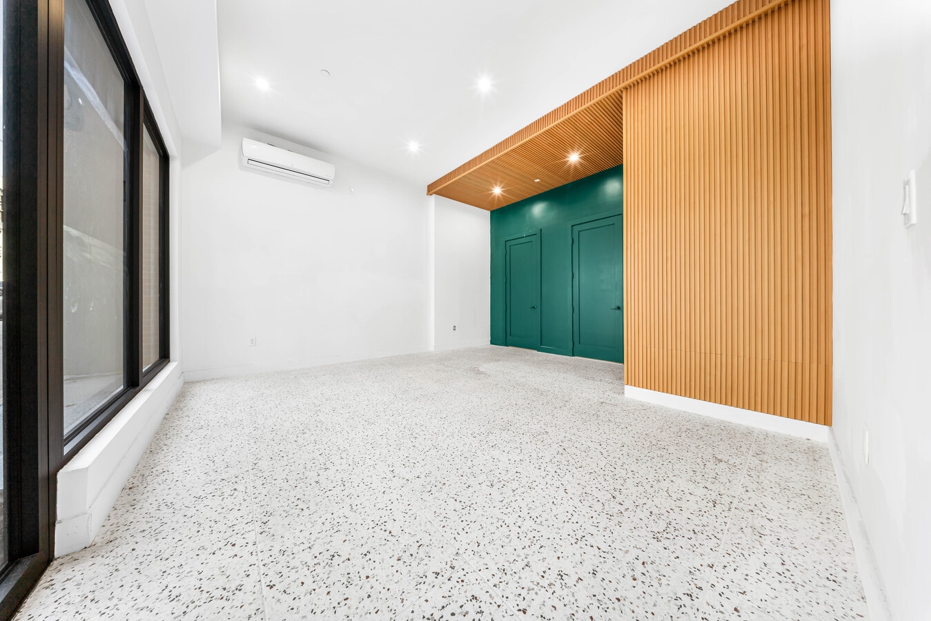 37-29 32nd St, Long Island City, NY 11101 - Lot Commercial -  - Photo intérieure - Image 1 of 11