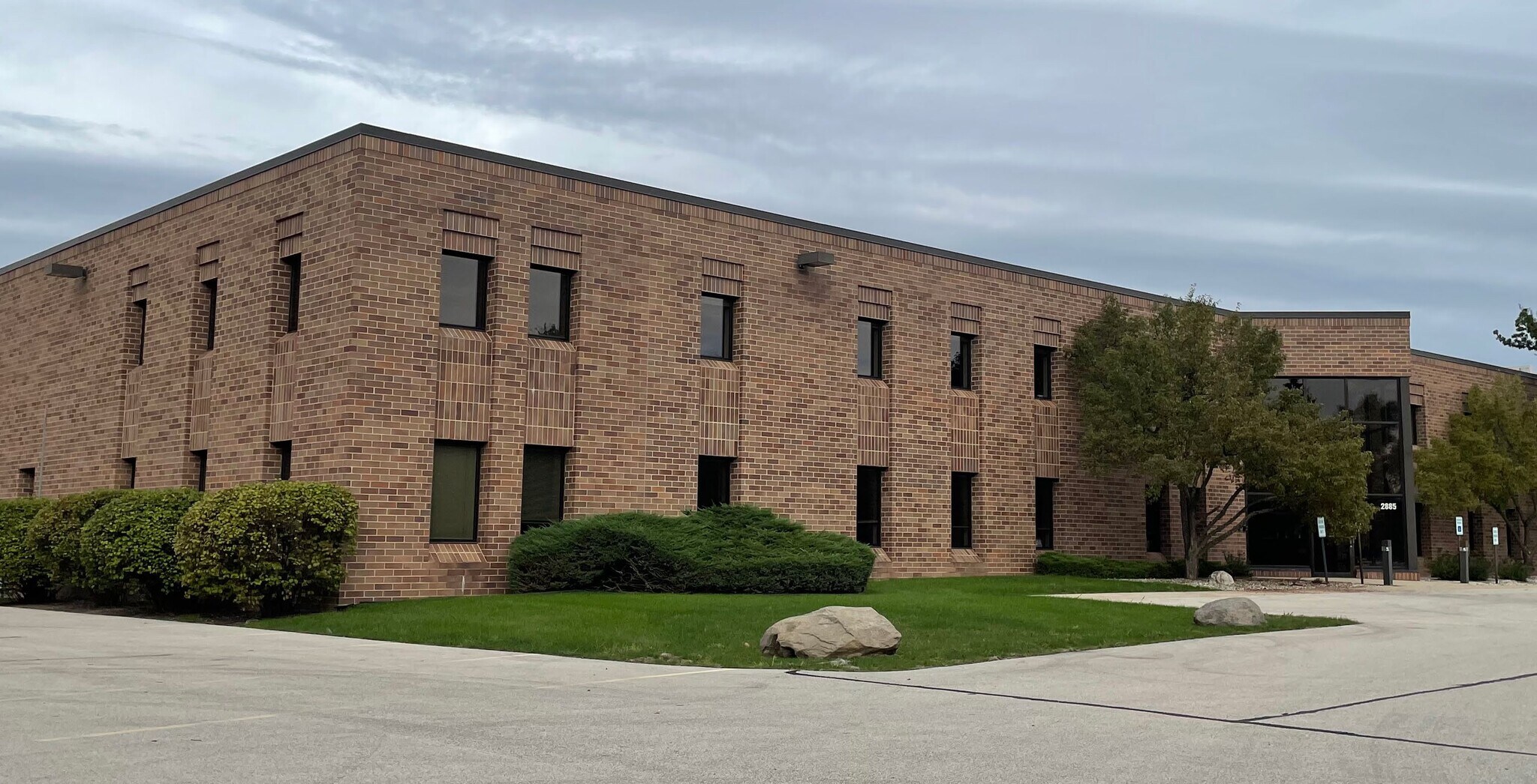 2855-2885 S Calhoun Rd, New Berlin, WI à louer Photo de l’immeuble– Image 1 sur 5