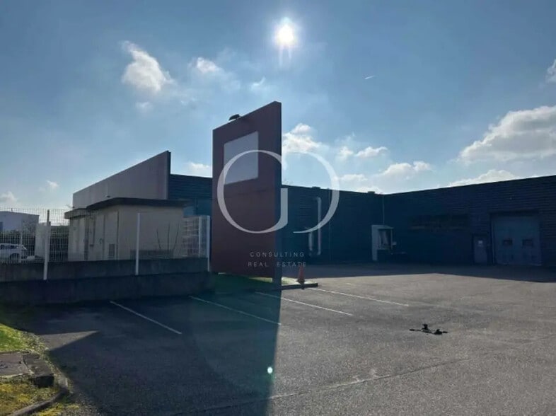 Local d'activités dans Chassieu à vendre - Photo de l’immeuble – Image 2 sur 7