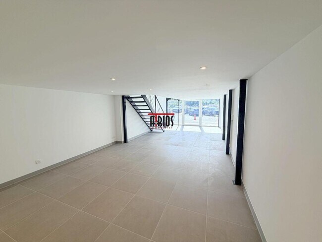 Plus de détails pour Local d'activités à louer