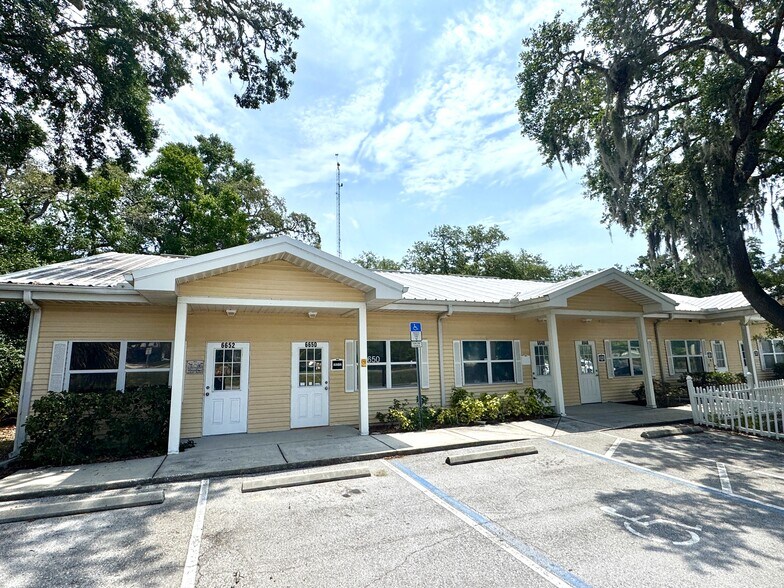 6616-6636 Rowan Rd, New Port Richey, FL à louer - Photo principale – Image 1 sur 11