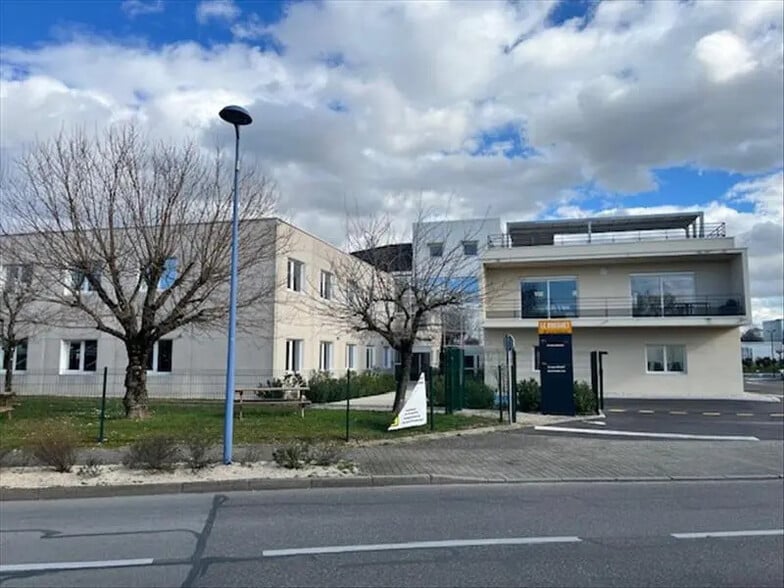 Bureau dans Bron à vendre - Photo de l’immeuble – Image 2 sur 5