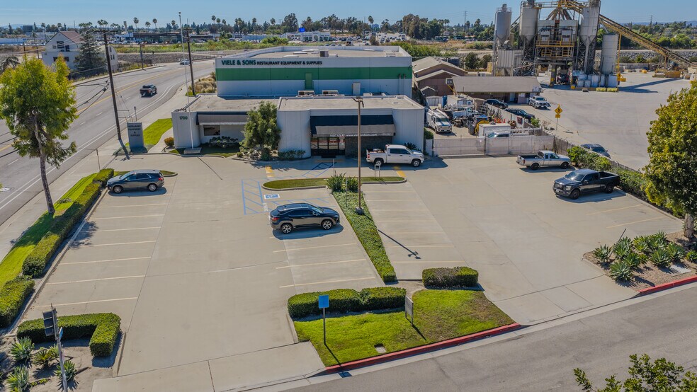 1700 N Main St, Orange, CA à vendre - Photo de l’immeuble – Image 2 sur 10