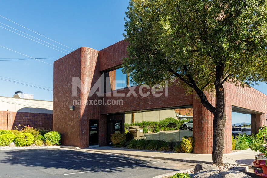 243 E St George Blvd, Saint George, UT à louer - Photo de l’immeuble – Image 3 sur 8