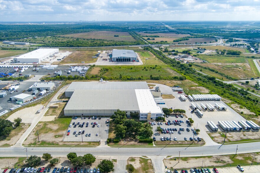 10600 Fischer Rd, Von Ormy, TX à vendre - Photo de l’immeuble – Image 1 sur 5