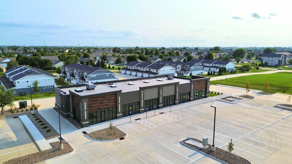 10200 NW 62nd Ave, Johnston, IA à louer - Photo de l’immeuble – Image 2 sur 3