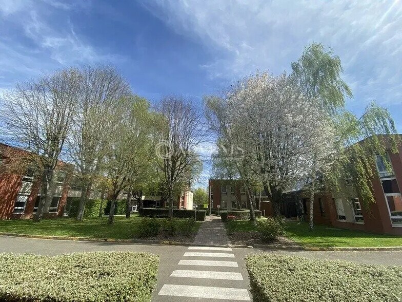 Local d’activités dans Montigny-le-Bretonneux à louer - Photo de l’immeuble – Image 1 sur 9
