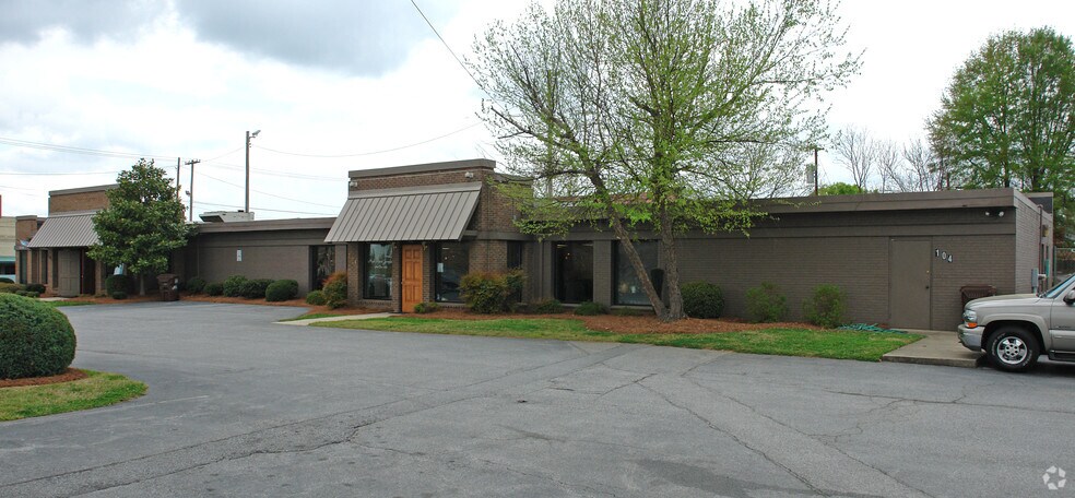 800 N Main St, High Point, NC à louer - Photo de l’immeuble – Image 3 sur 4