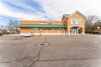 2215 Middle Country Rd, Centereach, NY à louer Photo de l’immeuble– Image 1 sur 10