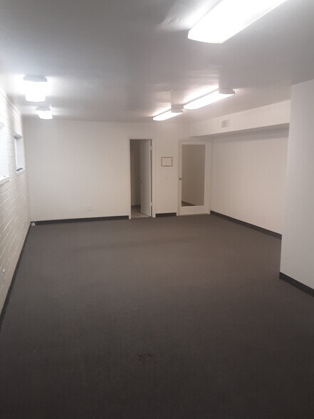 2412 W Greenway Rd, Phoenix, AZ à louer - Photo intérieure – Image 2 sur 12