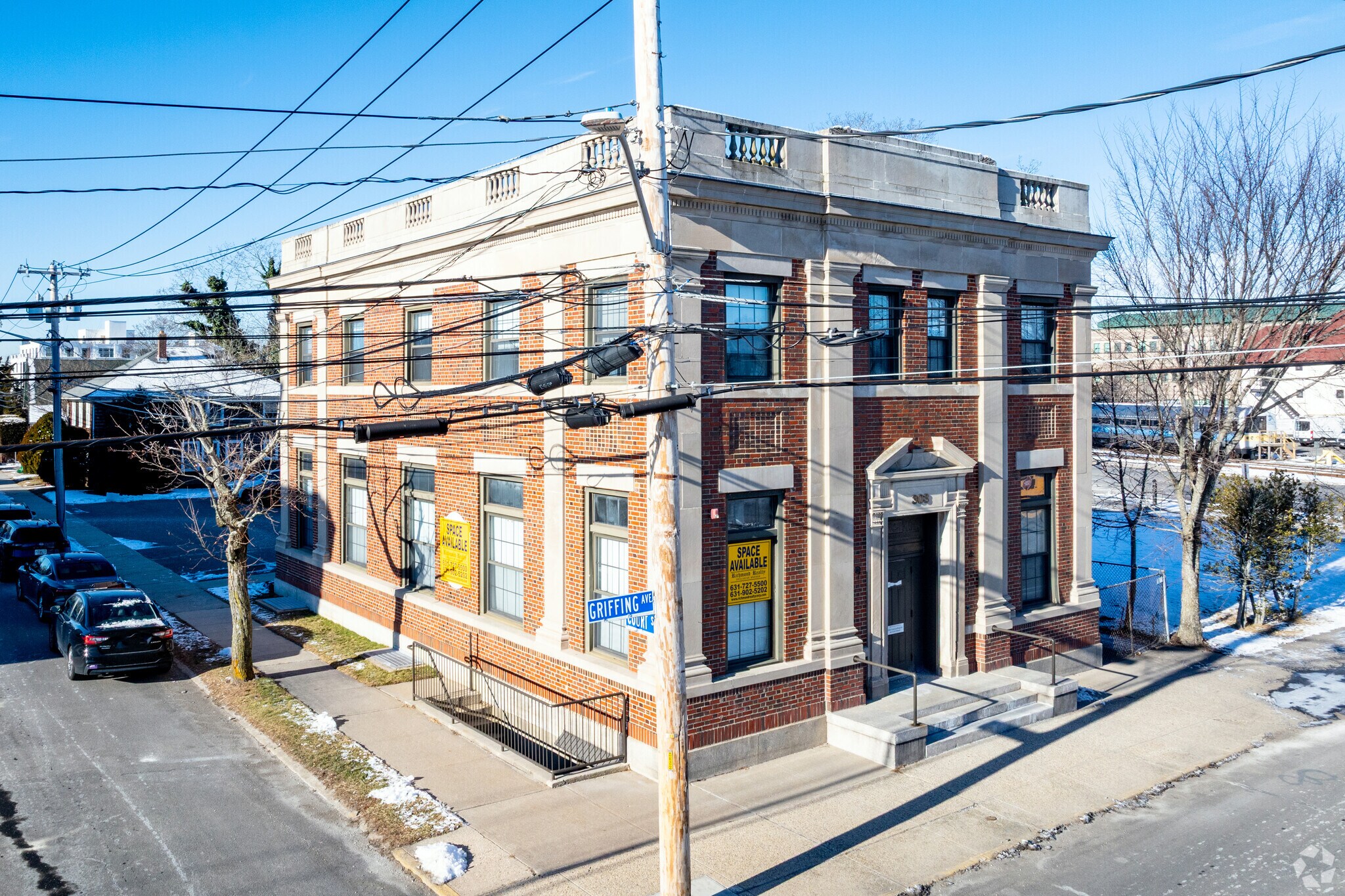 303 Griffing Ave, Riverhead, NY à louer Photo principale– Image 1 sur 6