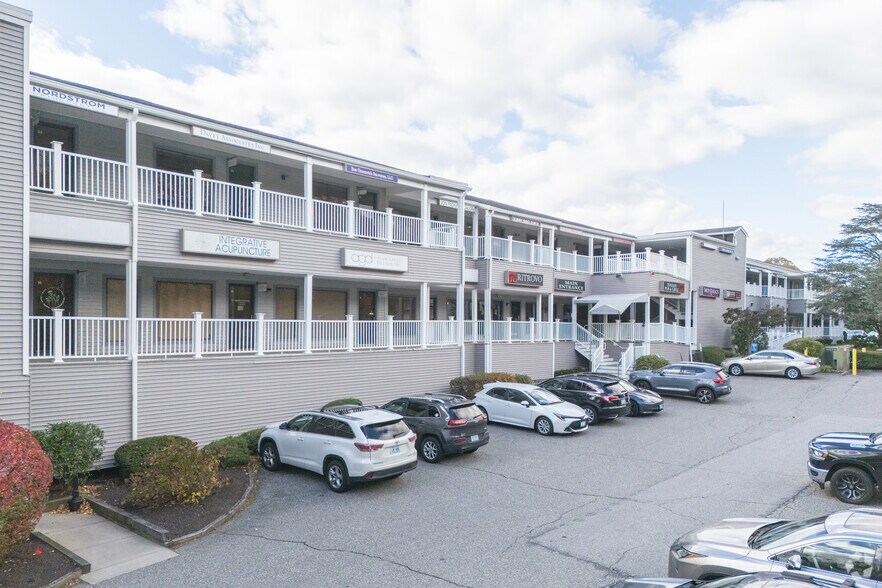 1050 Main St, East Greenwich, RI à vendre - Photo de l’immeuble – Image 2 sur 5