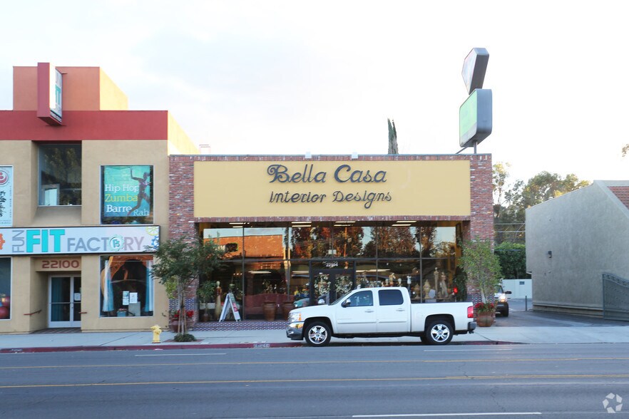 22104 Ventura Blvd, Woodland Hills, CA à louer - Photo de l’immeuble – Image 3 sur 3