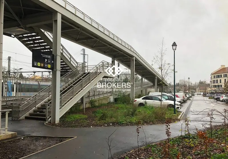 Local commercial dans Pontoise à louer - Photo de l’immeuble – Image 3 sur 10