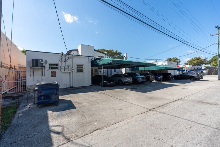 2295 Coral Way, Coral Gables, FL à vendre - Photo de l’immeuble – Image 2 sur 30