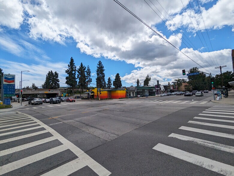 12900 Riverside Dr, Sherman Oaks, CA à vendre - Photo de l’immeuble – Image 2 sur 9