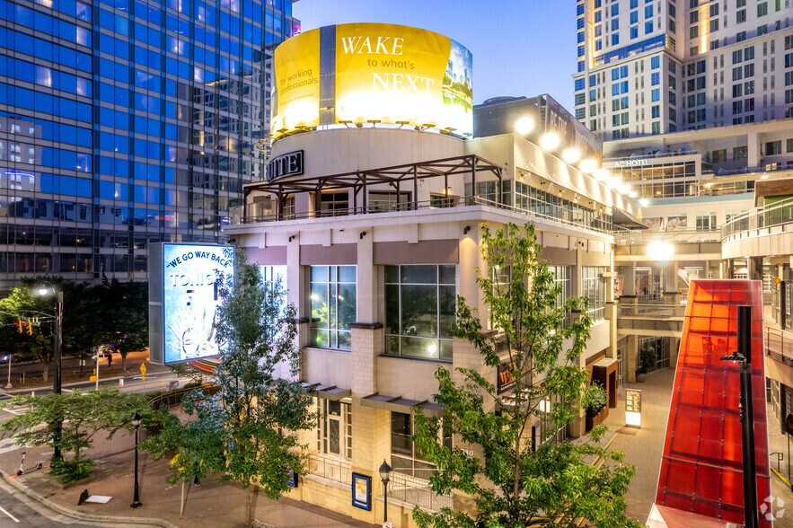 210 E Trade St, Charlotte, NC à louer - Photo de l’immeuble – Image 3 sur 15
