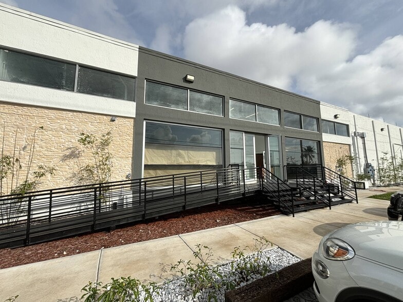 3400 NW 78th Ave, Miami, FL à louer - Photo de l’immeuble – Image 2 sur 2