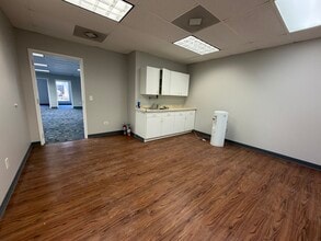 1835 Rohlwing Rd, Rolling Meadows, IL à louer Photo intérieure– Image 2 sur 4