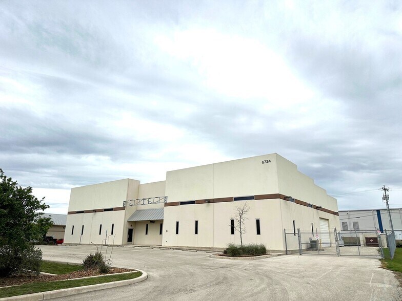 6724 Guada Coma Dr, Schertz, TX à louer - Photo principale – Image 1 sur 5