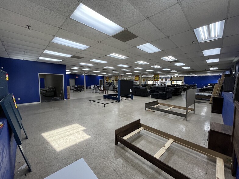 2210 Commerce Point Dr, Lakeland, FL à louer - Photo de l’immeuble – Image 3 sur 26