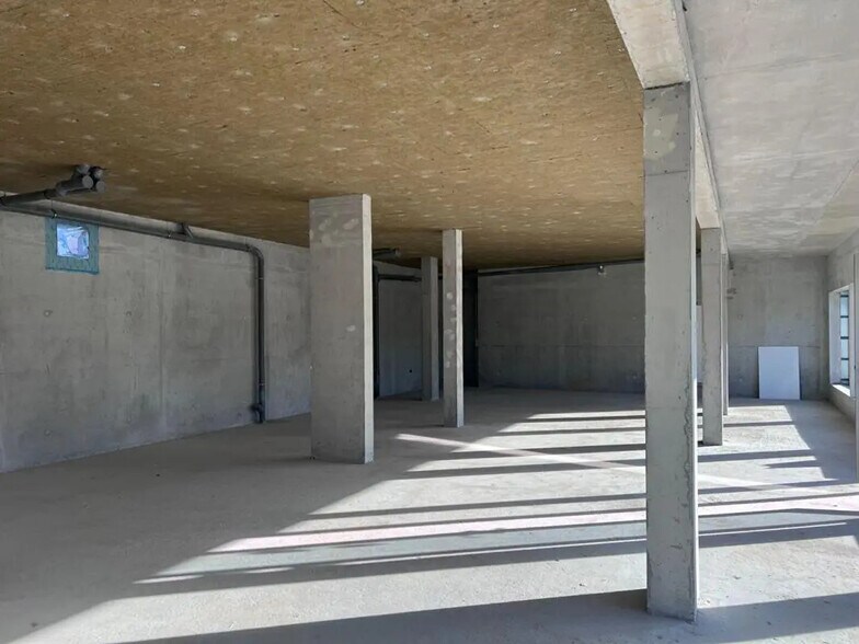 Local commercial dans Épron à louer - Photo intérieure – Image 2 sur 3