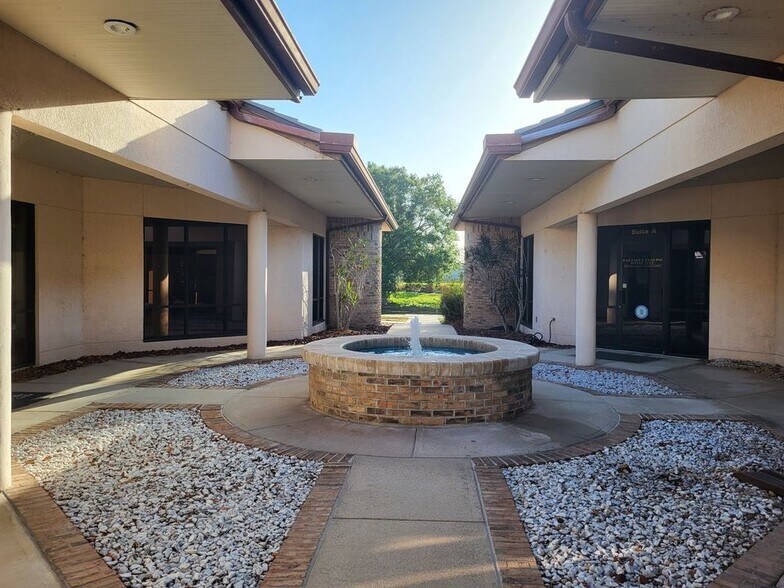 815 Cypress Village Blvd, Sun City Center, FL à louer - Photo principale – Image 1 sur 9