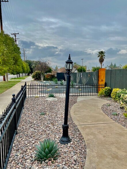 213 E Olive Ave, Redlands, CA à louer - Photo de l’immeuble – Image 2 sur 9