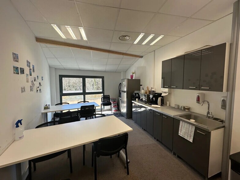 Local commercial dans Le Tholonet à louer - Photo intérieure – Image 3 sur 5