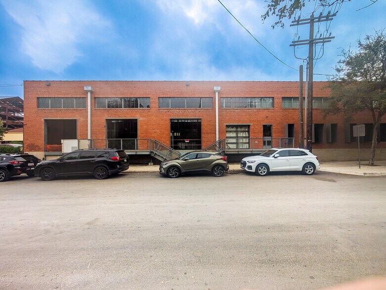 203 E Jones Ave, San Antonio, TX à louer - Photo de l’immeuble – Image 2 sur 18