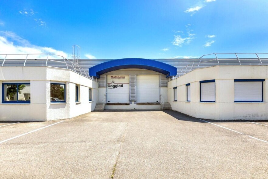Local d’activités dans Saint-Genis-Laval à louer - Photo de l’immeuble – Image 1 sur 10