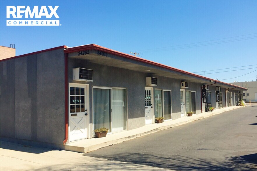 24262 Walnut St, Newhall, CA à louer - Photo de l’immeuble – Image 1 sur 2