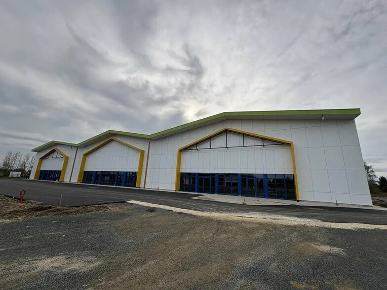 Local commercial dans Virsac à louer - Photo de l’immeuble – Image 2 sur 14