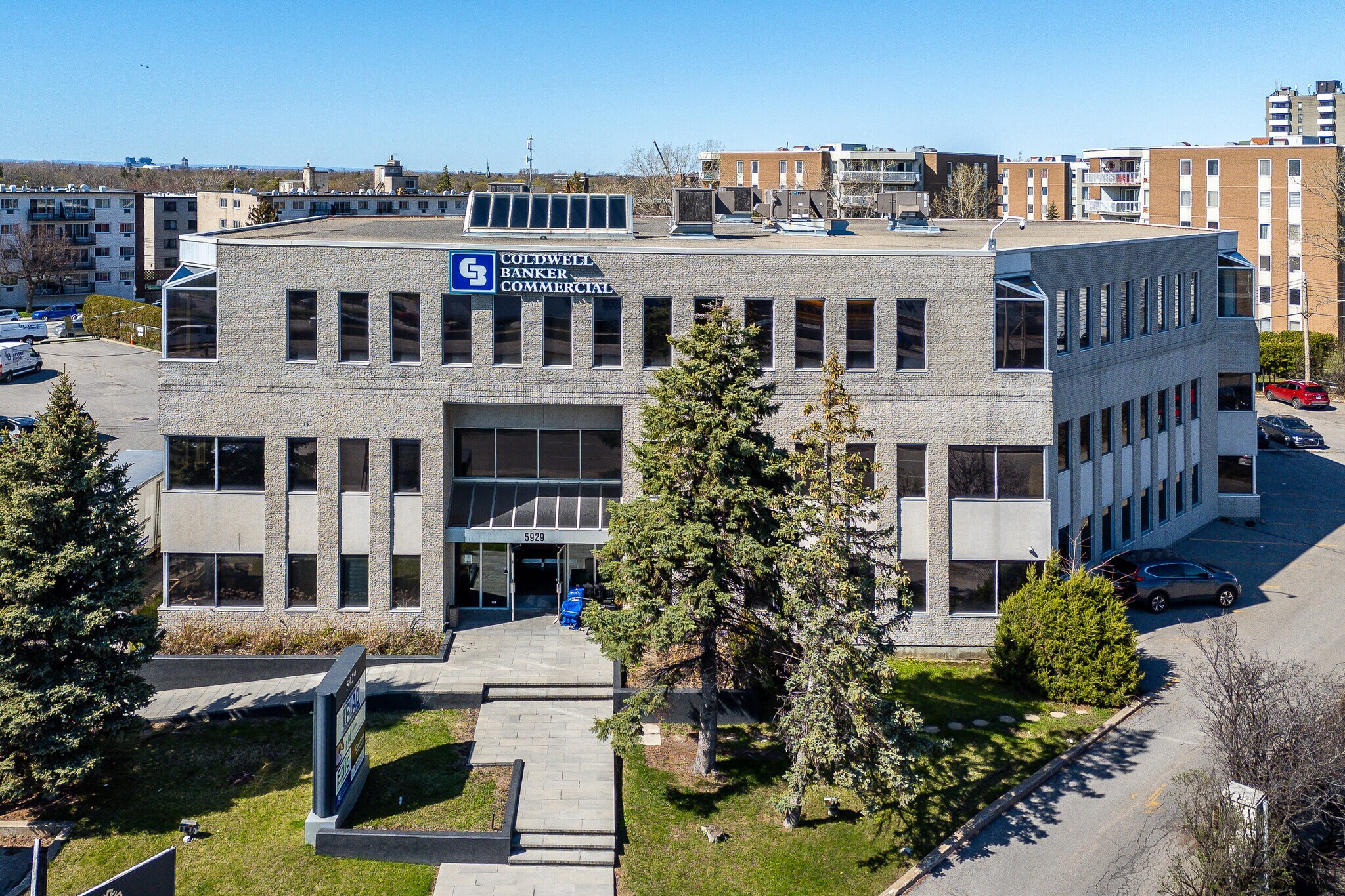 5929 Rte Transcanadienne, Montréal, QC à louer Photo principale– Image 1 sur 18