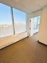 2-14 Boul Désaulniers, Saint-lambert, QC à louer Photo intérieure– Image 2 sur 4