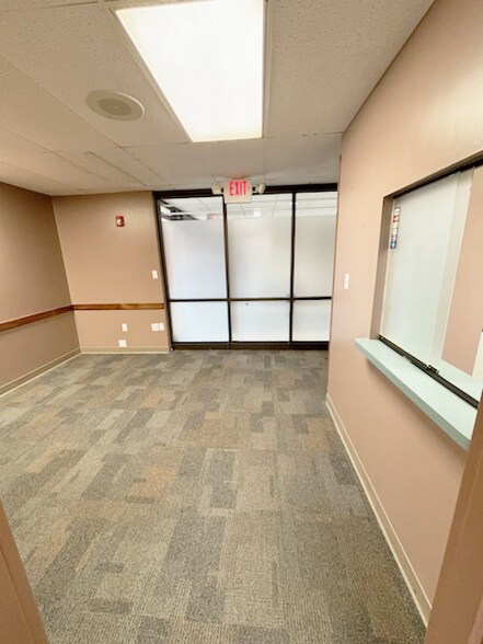 6789 Ridge Rd, Parma, OH à louer - Photo de l’immeuble – Image 3 sur 8
