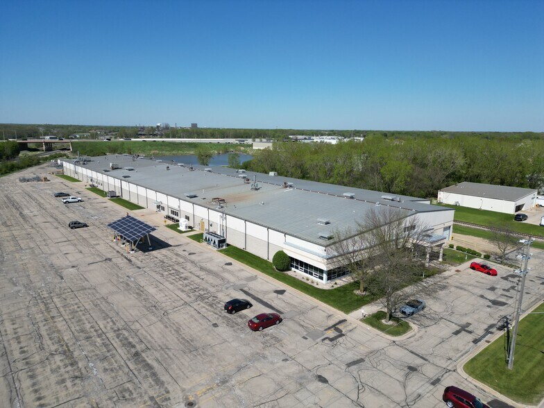 585 Enterprise Dr, Neenah, WI à vendre - Photo principale – Image 1 sur 13