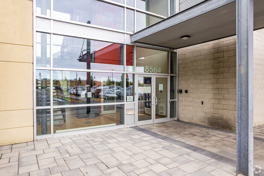 8550-8560 Boul Newman, Montréal, QC à louer - Photo de l’immeuble – Image 3 sur 3