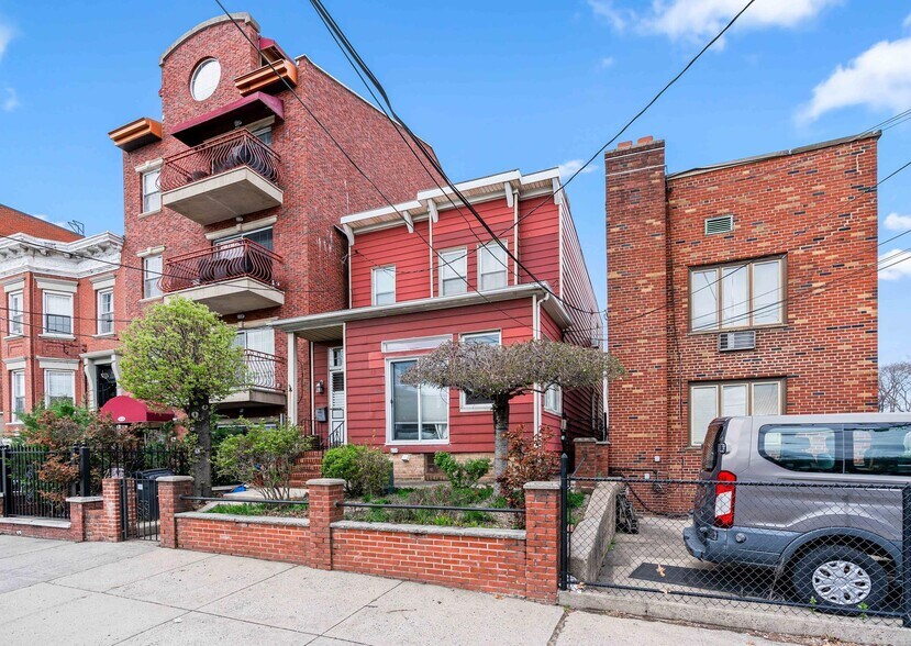 2504 21st St, Astoria, NY à vendre - Photo principale – Image 1 sur 2