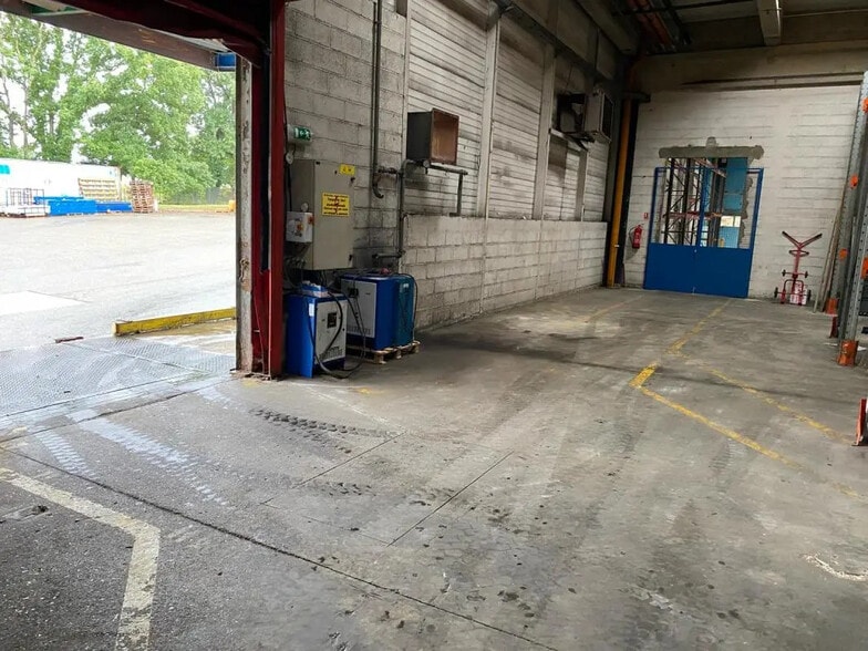 Industriel/Logistique dans Épernon à louer - Photo de l’immeuble – Image 3 sur 5