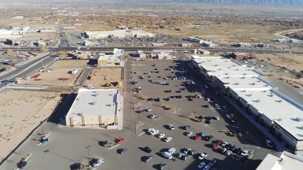 7820 Enchanted Hills NE, Bernalillo, NM à louer - Vidéo sur l’annonce professionnelle – Image 2 sur 37