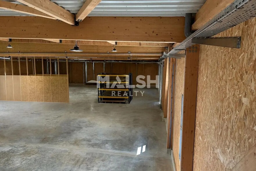 Local d'activités dans Saint-Clair-de-la-Tour à vendre - Photo de l’immeuble – Image 1 sur 12