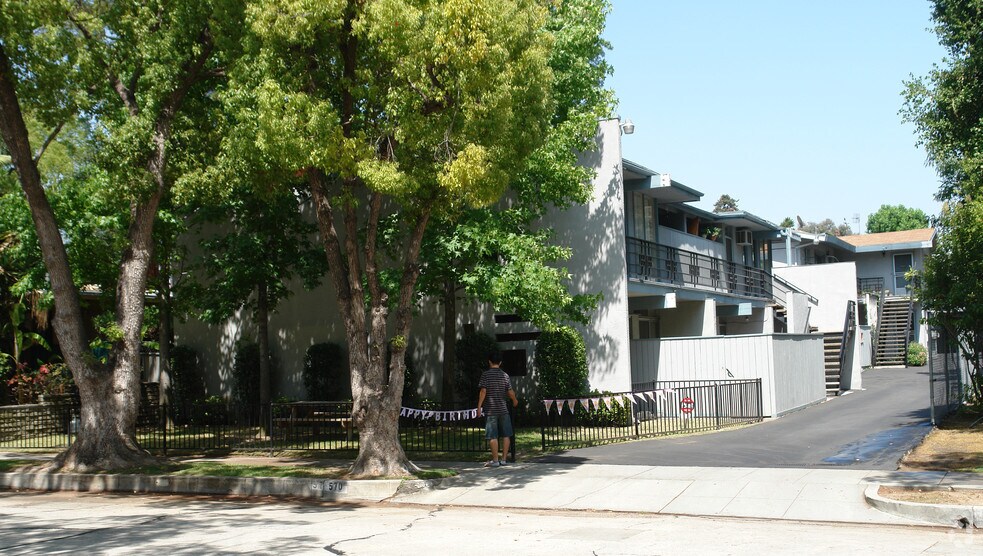 570 N Madison Ave, Pasadena, CA à vendre - Photo principale – Image 1 sur 4