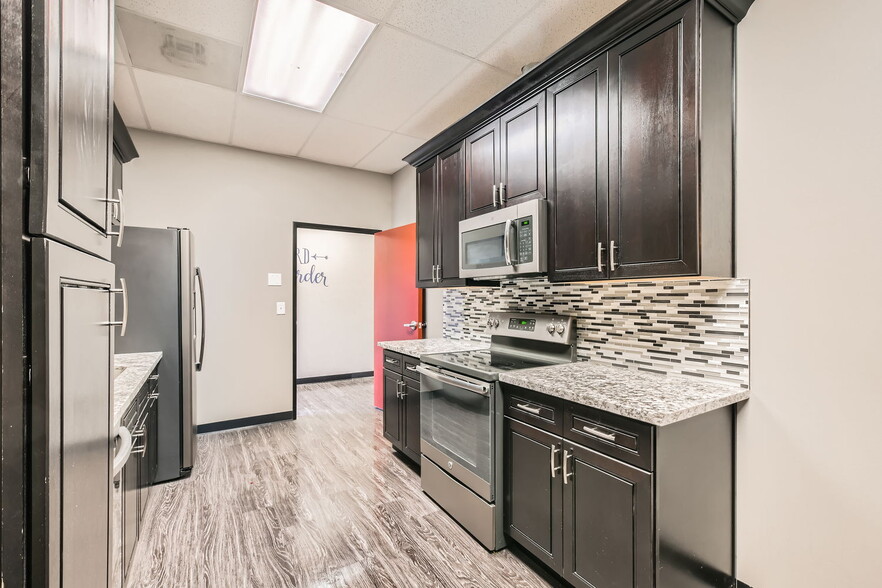3990 W Vegas Dr, Las Vegas, NV à louer - Photo de l’immeuble – Image 3 sur 30
