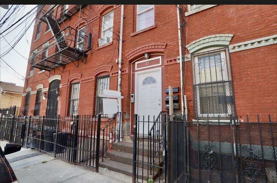 37 Harmon St, Jersey City, NJ à vendre - Photo de l’immeuble – Image 2 sur 27