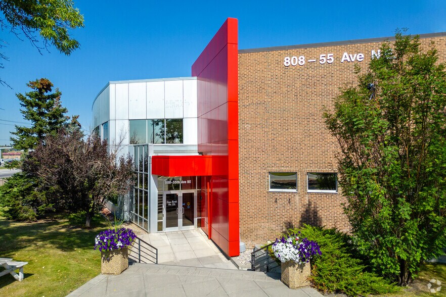 808-816 55th Ave NE, Calgary, AB à louer - Photo de l’immeuble – Image 1 sur 9