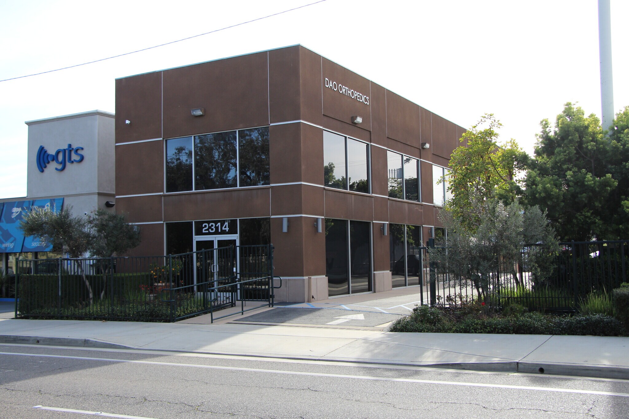2314 Newport Blvd, Costa Mesa, CA à louer Photo de l’immeuble– Image 1 sur 25